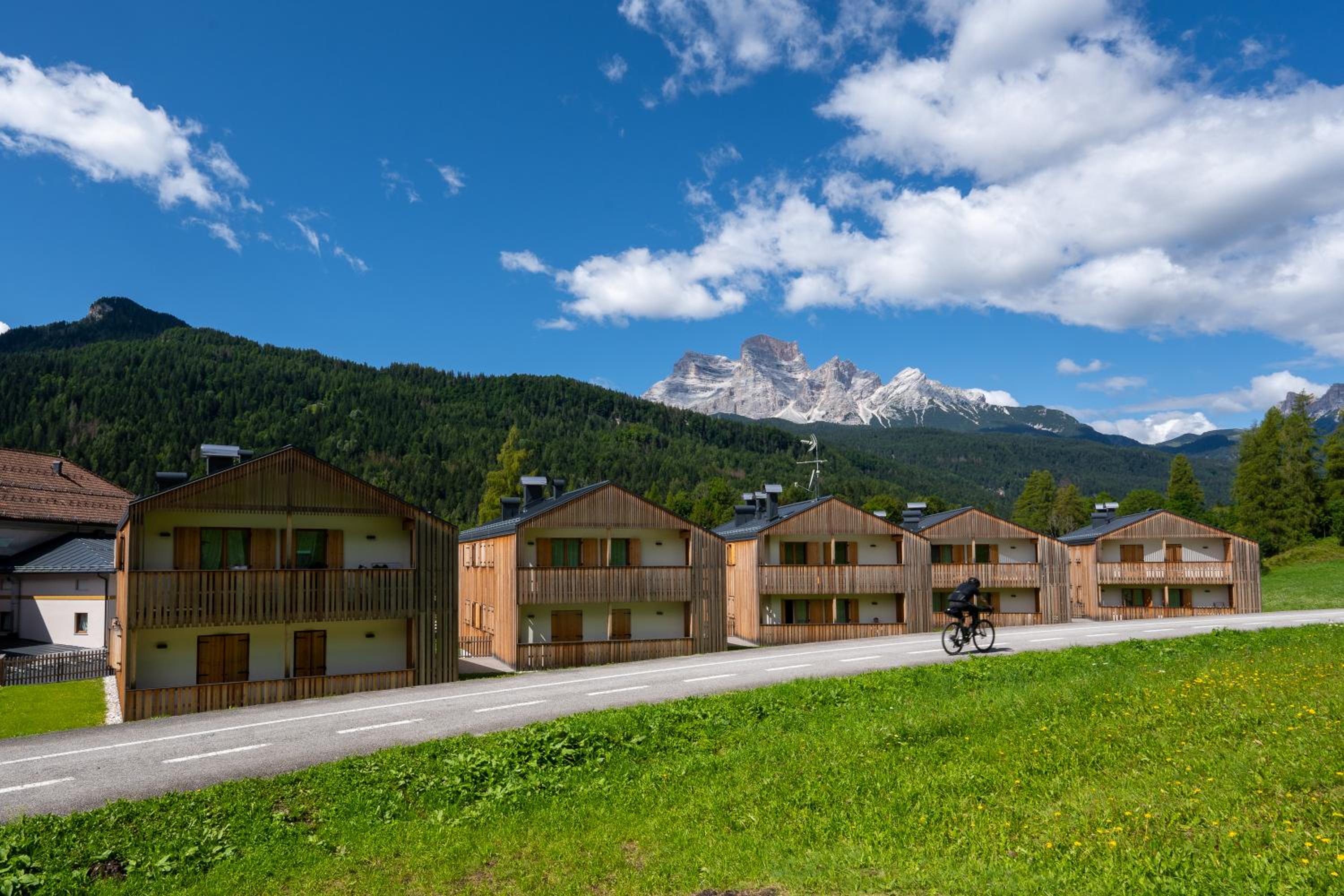 GreenWood Chalet - Spacious Alpine Retreat with Mountain Views