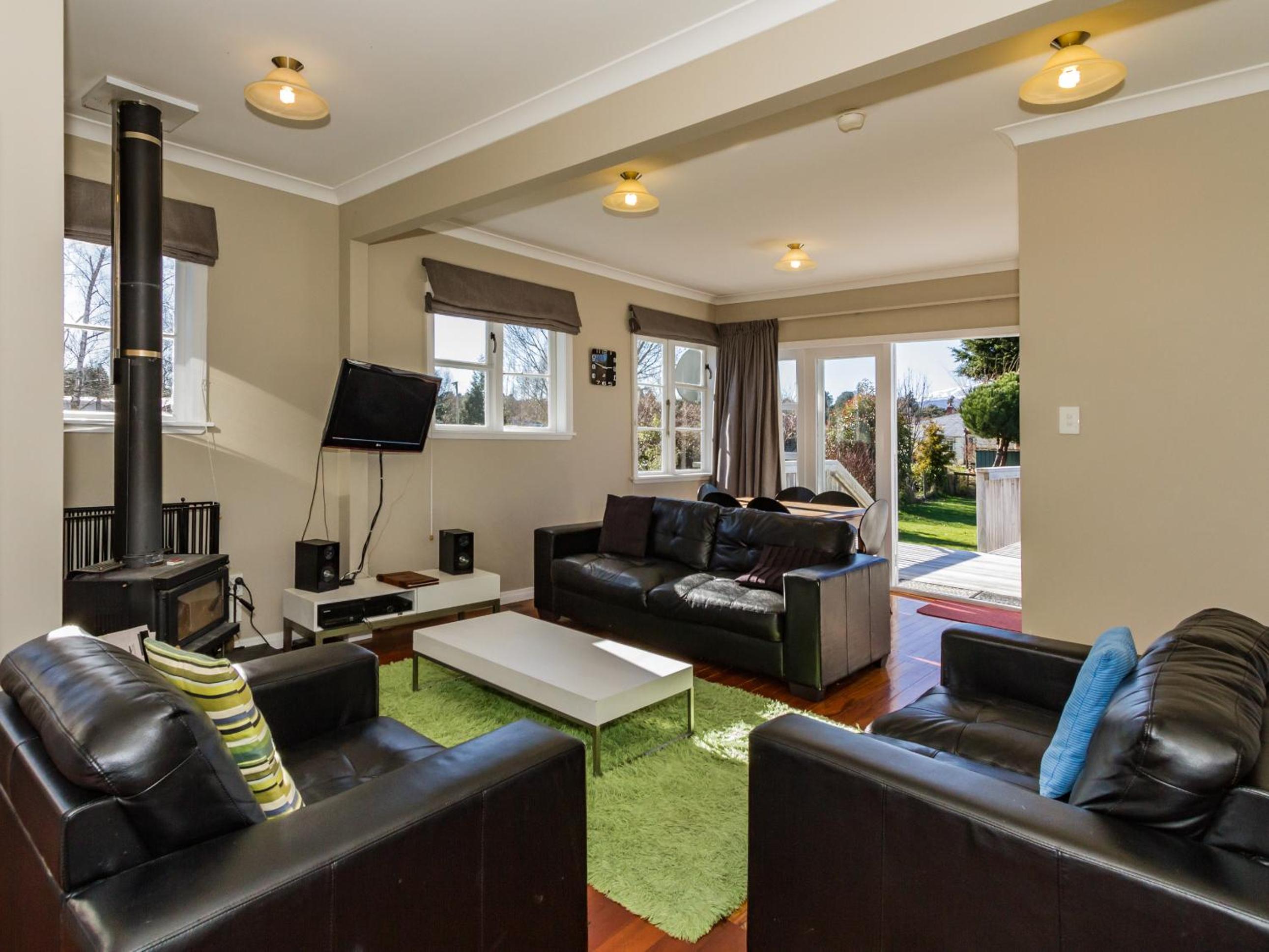 The Mountain Pad - Rangataua Holiday Home view 2