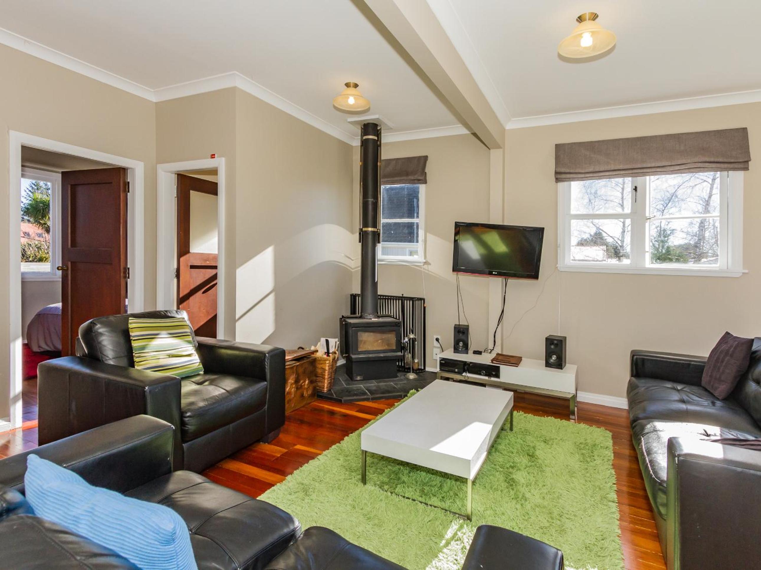 The Mountain Pad - Rangataua Holiday Home view 3