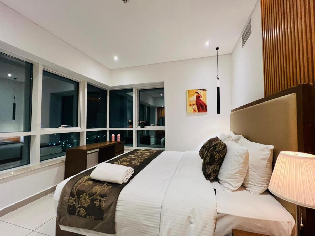 High Floor with city skyline & Burj khalifa view 3 bedroom unit marina
