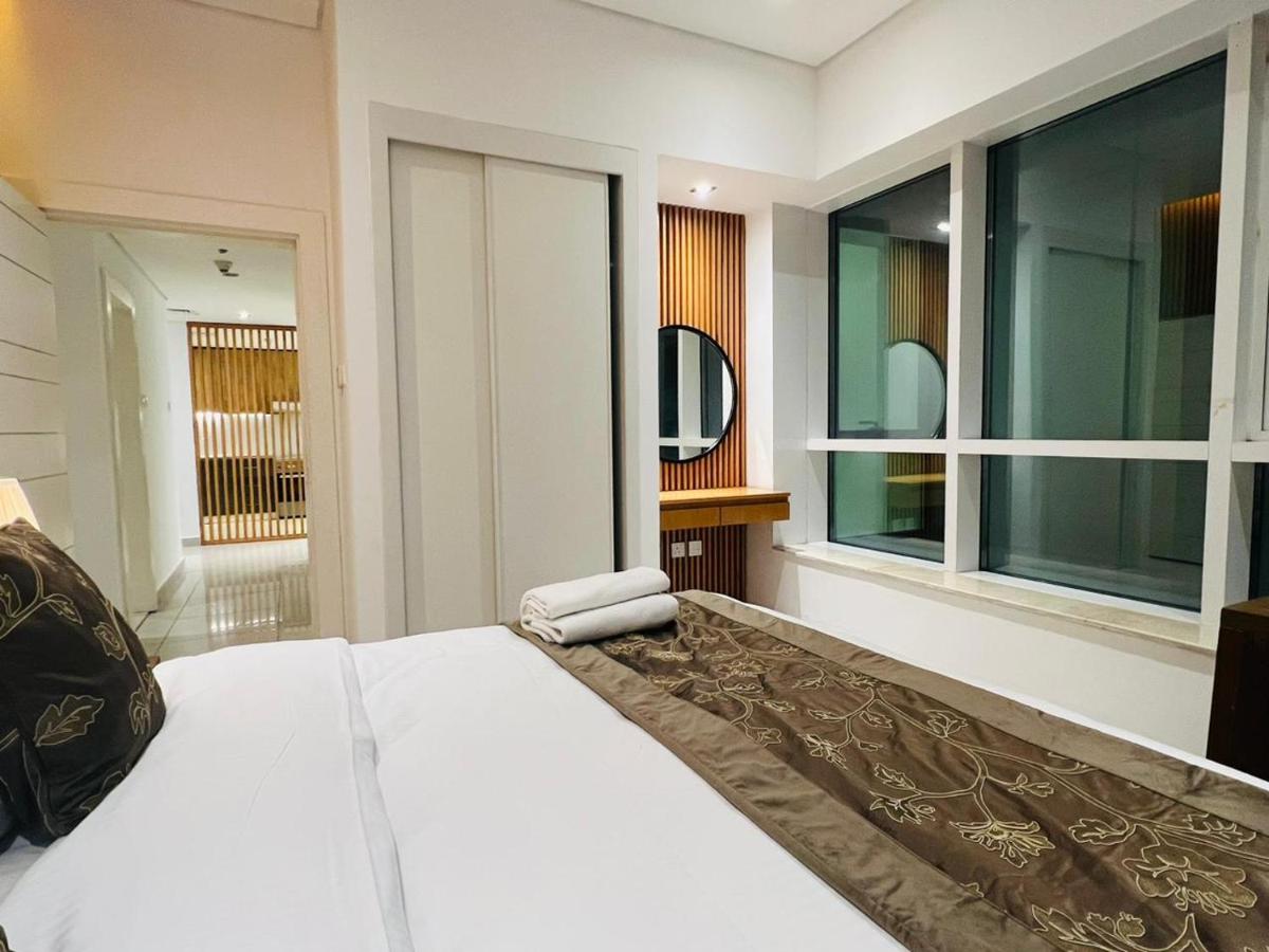 High Floor with city skyline & Burj khalifa view 3 bedroom unit marina