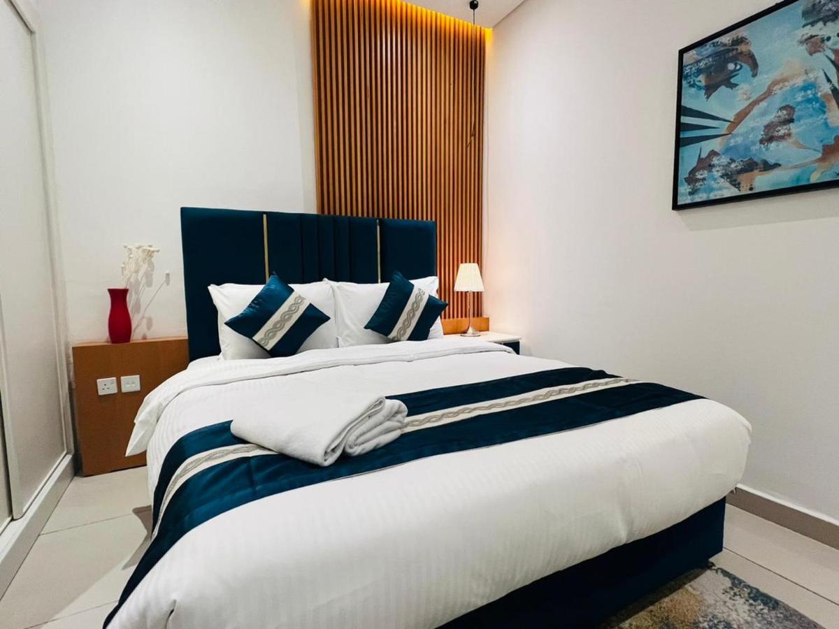 High Floor with city skyline & Burj khalifa view 3 bedroom unit marina