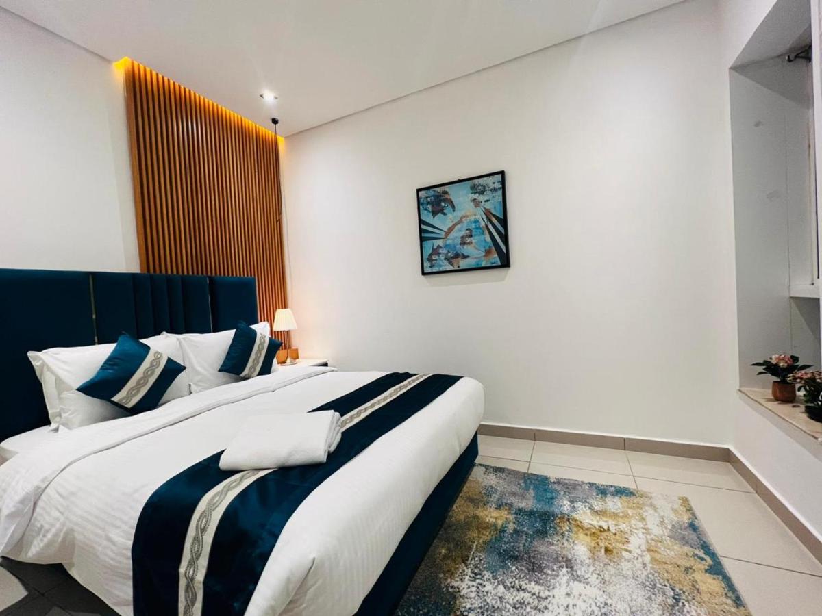 High Floor with city skyline & Burj khalifa view 3 bedroom unit marina