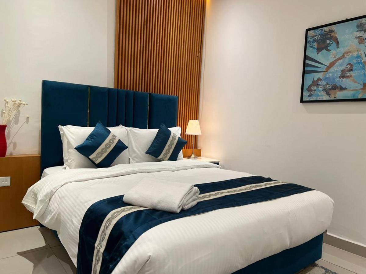 High Floor with city skyline & Burj khalifa view 3 bedroom unit marina