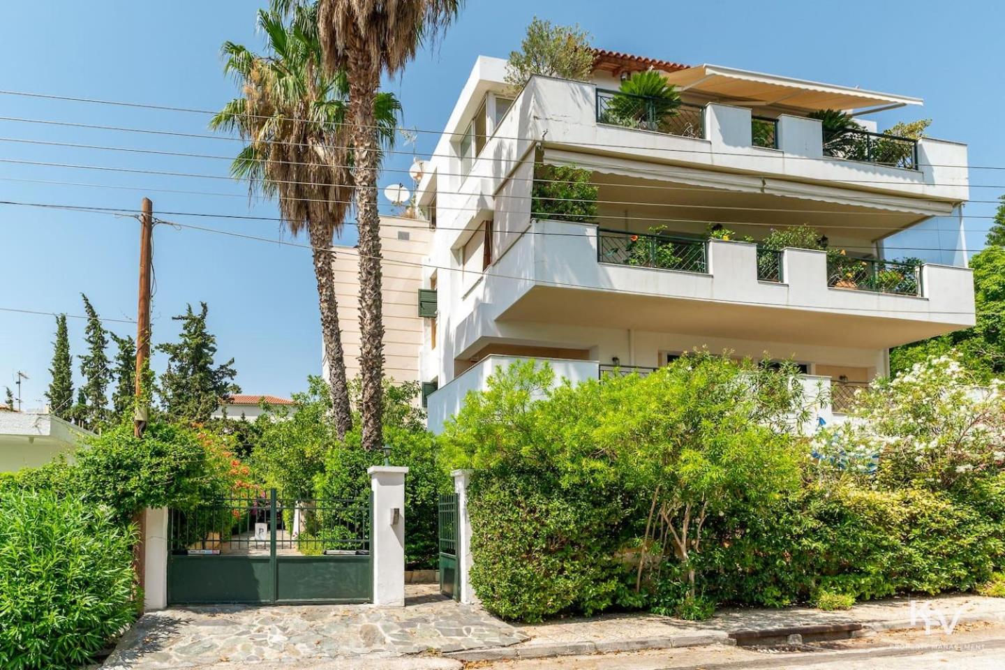 Jacuzzi Apartment - in Athens Riviera