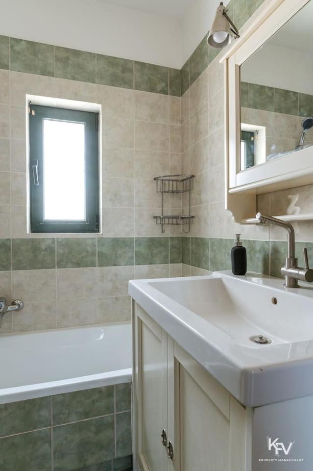 Jacuzzi Apartment - in Athens Riviera