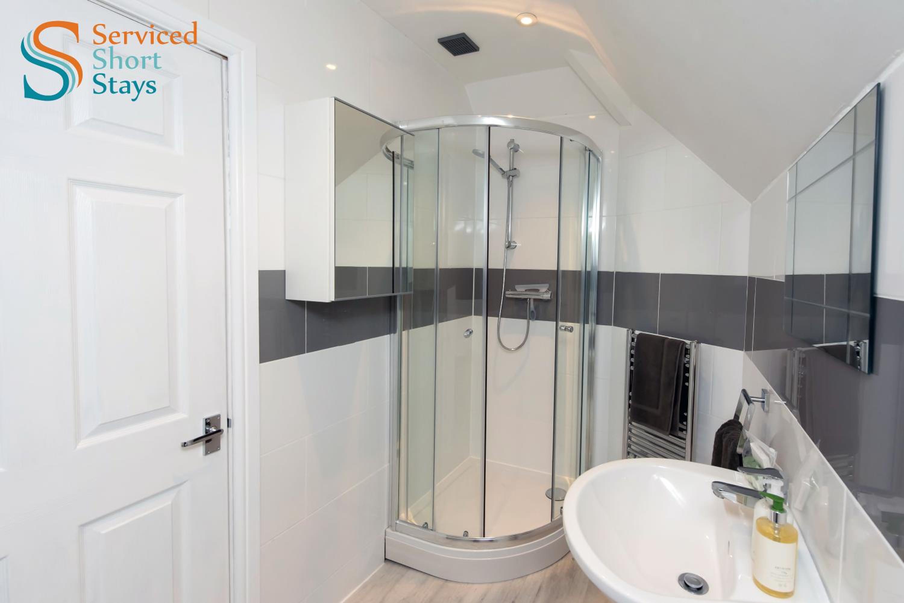 Light and spacious three bedroom house in Margate close to beach and amenities view 5