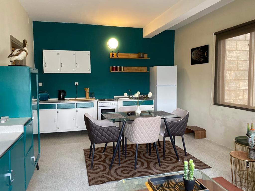 A sea view maisonette right on the waters edge. photo 4