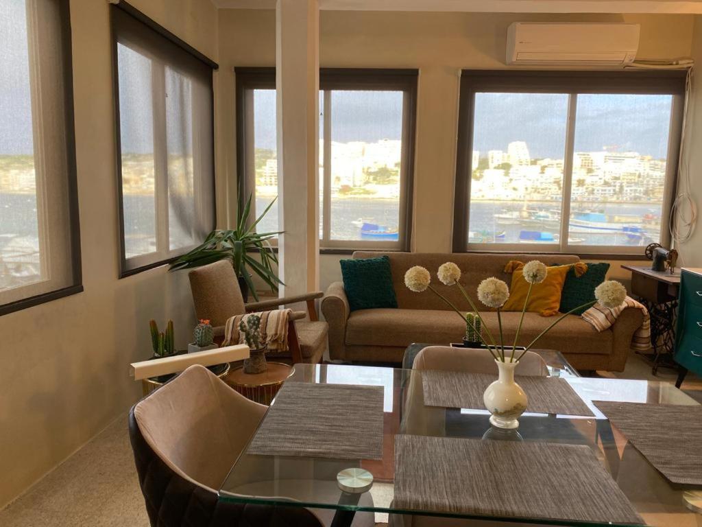 A sea view maisonette right on the waters edge. photo 5