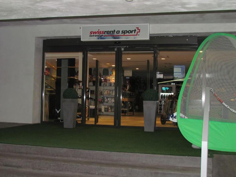 Laax with indoor and outside pool, sauna, 200 Meter to Ski lift , Fitnessroom, Tennis Place, Joyroom, Parkstadion Reserve