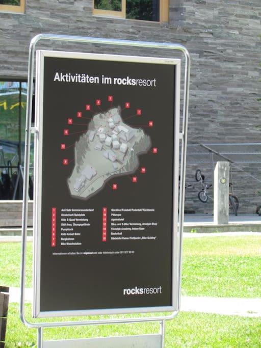 Laax with indoor and outside pool, sauna, 200 Meter to Ski lift , Fitnessroom, Tennis Place, Joyroom, Parkstadion Reserve