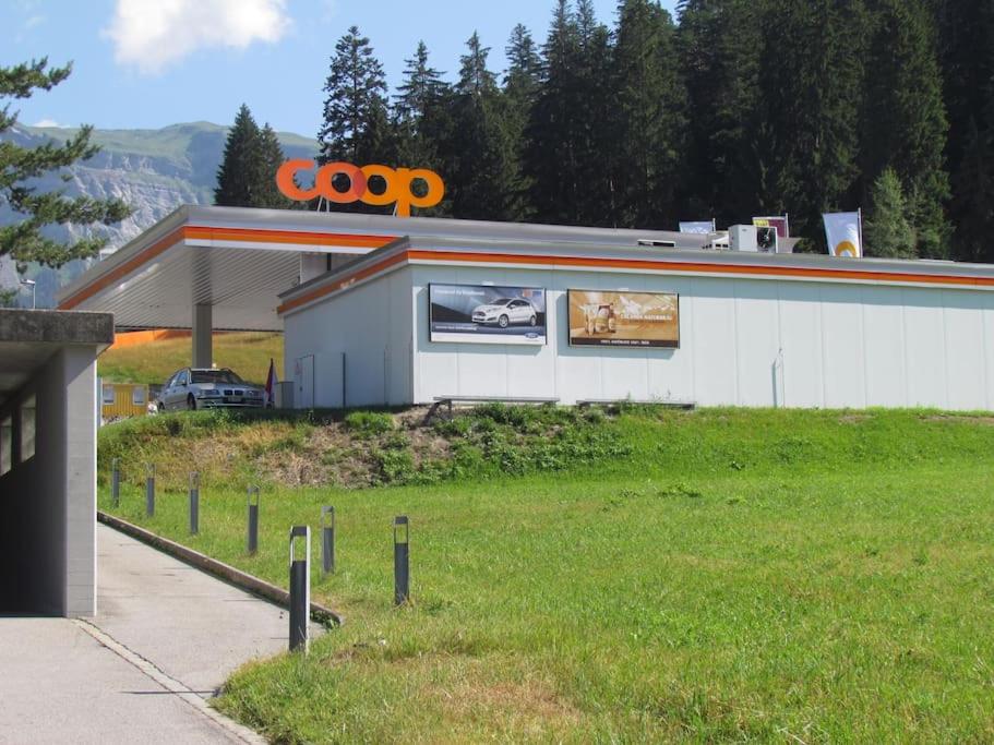 Laax with indoor and outside pool, sauna, 200 Meter to Ski lift , Fitnessroom, Tennis Place, Joyroom, Parkstadion Reserve