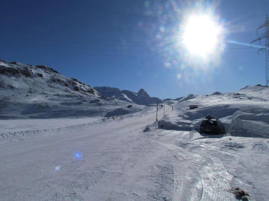 Laax with indoor and outside pool, sauna, 200 Meter to Ski lift , Fitnessroom, Tennis Place, Joyroom, Parkstadion Reserve