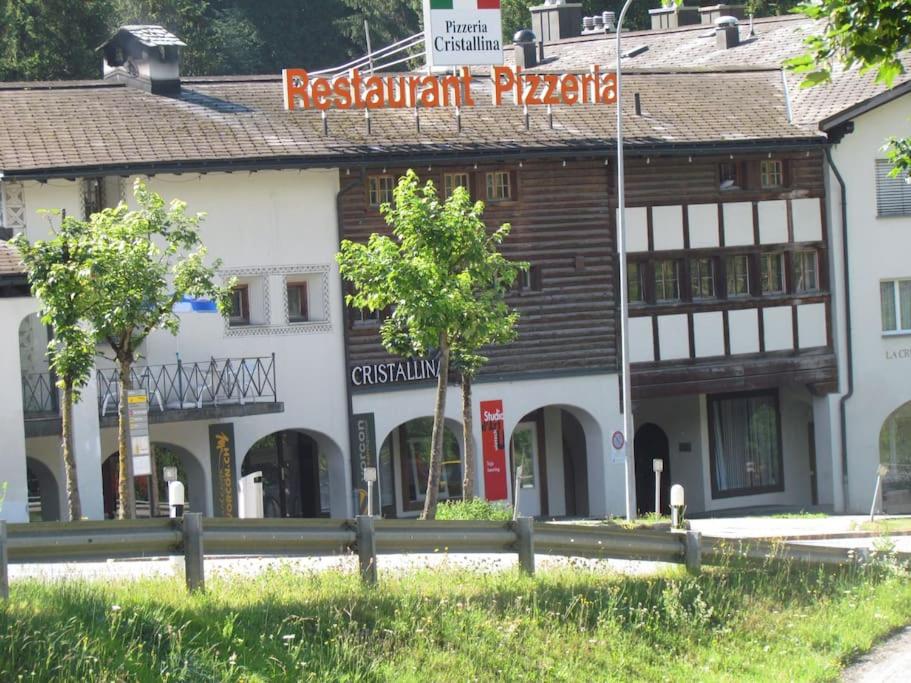 Laax with indoor and outside pool, sauna, 200 Meter to Ski lift , Fitnessroom, Tennis Place, Joyroom, Parkstadion Reserve