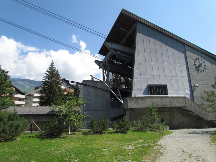Laax with indoor and outside pool, sauna, 200 Meter to Ski lift , Fitnessroom, Tennis Place, Joyroom, Parkstadion Reserve