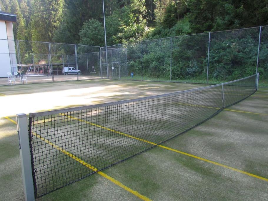 Laax with indoor and outside pool, sauna, 200 Meter to Ski lift , Fitnessroom, Tennis Place, Joyroom, Parkstadion Reserve