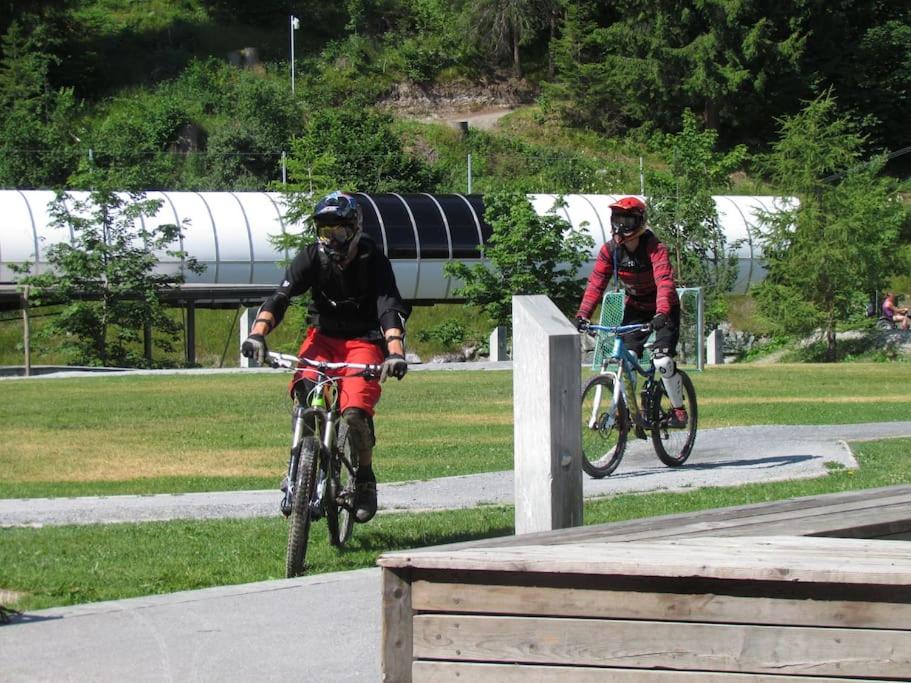 Laax with indoor and outside pool, sauna, 200 Meter to Ski lift , Fitnessroom, Tennis Place, Joyroom, Parkstadion Reserve