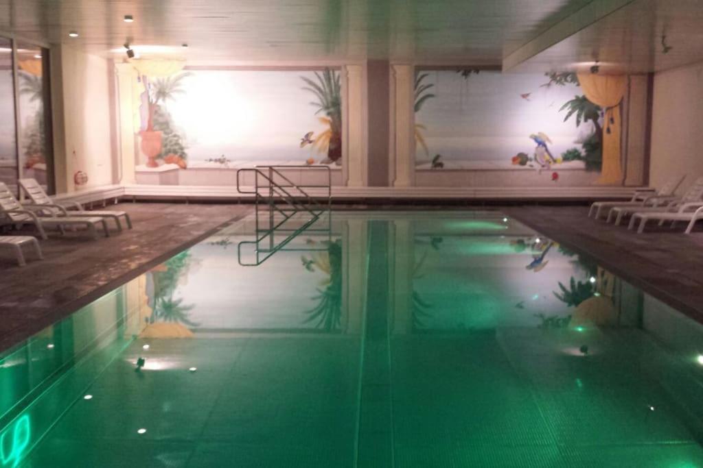 Laax with indoor and outside pool, sauna, 200 Meter to Ski lift , Fitnessroom, Tennis Place, Joyroom, Parkstadion Reserve