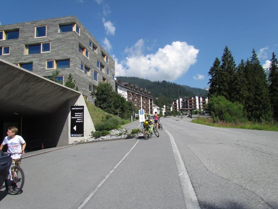 Laax with indoor and outside pool, sauna, 200 Meter to Ski lift , Fitnessroom, Tennis Place, Joyroom, Parkstadion Reserve