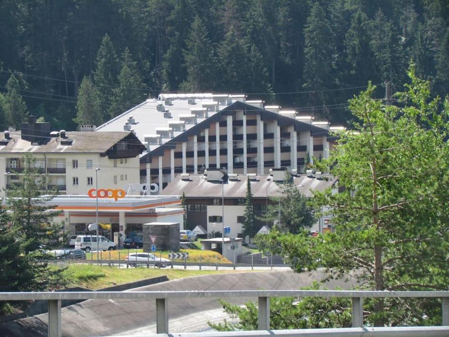 Laax with indoor and outside pool, sauna, 200 Meter to Ski lift , Fitnessroom, Tennis Place, Joyroom, Parkstadion Reserve