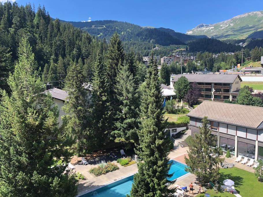 Laax with indoor and outside pool, sauna, 200 Meter to Ski lift , Fitnessroom, Tennis Place, Joyroom, Parkstadion Reserve