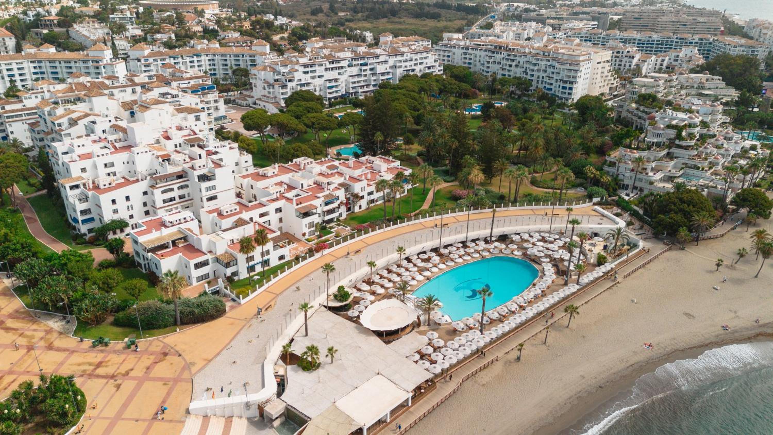 Holiday home, with direct access to the beach, sea views and south facing, in Puerto Banús view 3