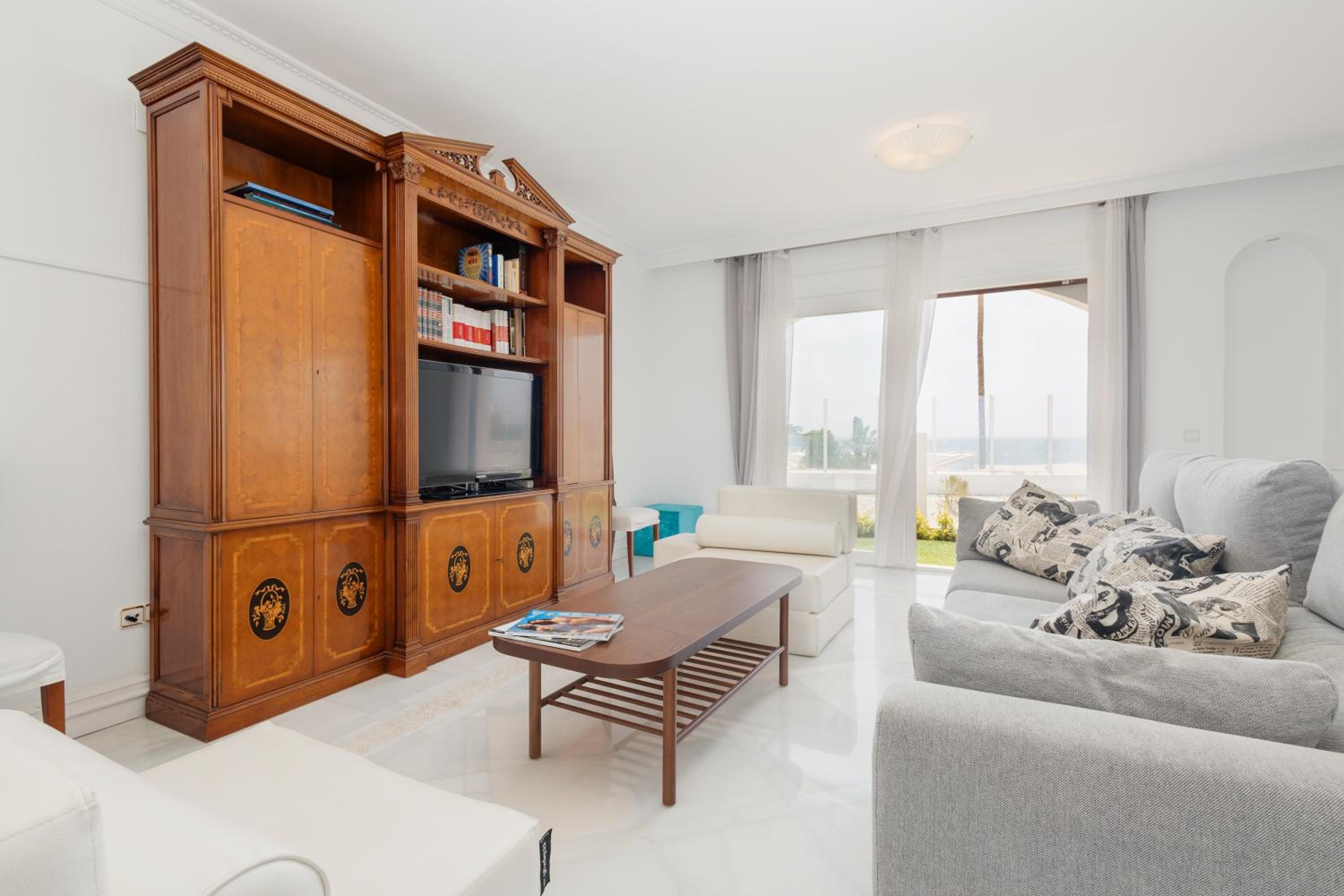 Holiday home, with direct access to the beach, sea views and south facing, in Puerto Banús view 4