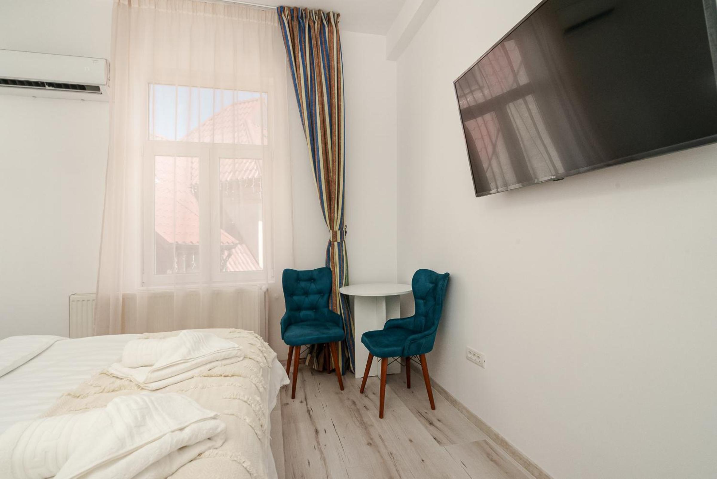 Spacious 3-Bedroom Apartment in Central Bucharest view 2