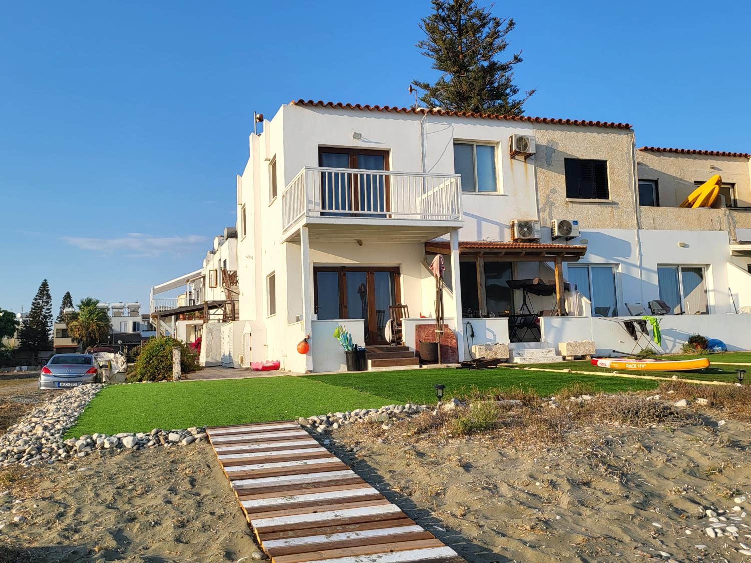 Hotel Mattis Seafront Beachhouse - Image 1