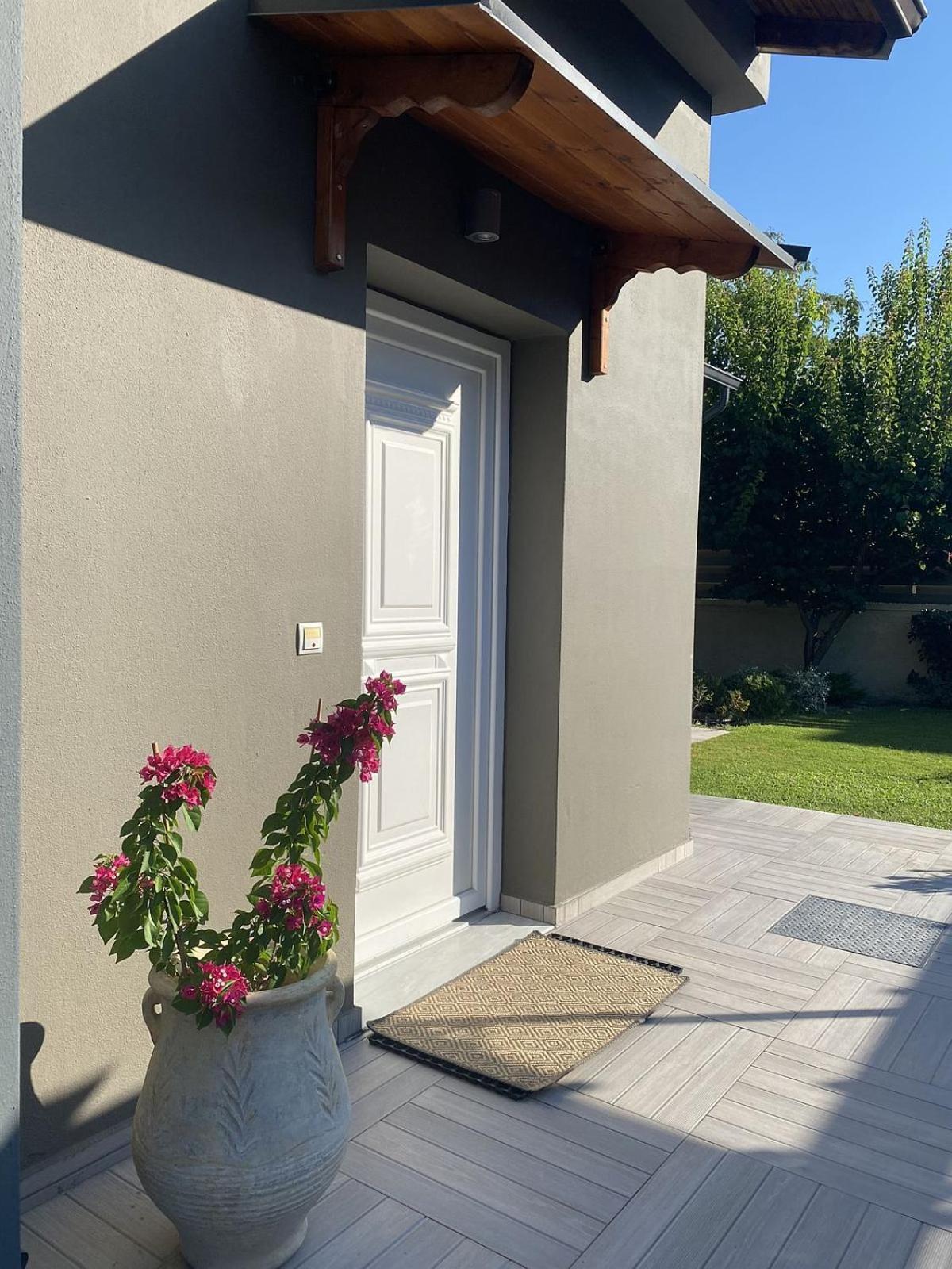 Villa ELi - Luxury Nature Getaway - Strategically located for Beach Exploration - Onsite Power for Electric Vehicle view 5