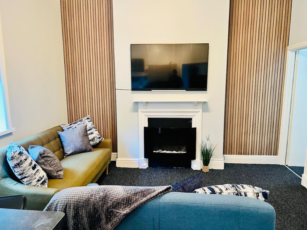 Elegant 6 Bedrooms Split Level Birmingham City Apartment view 3
