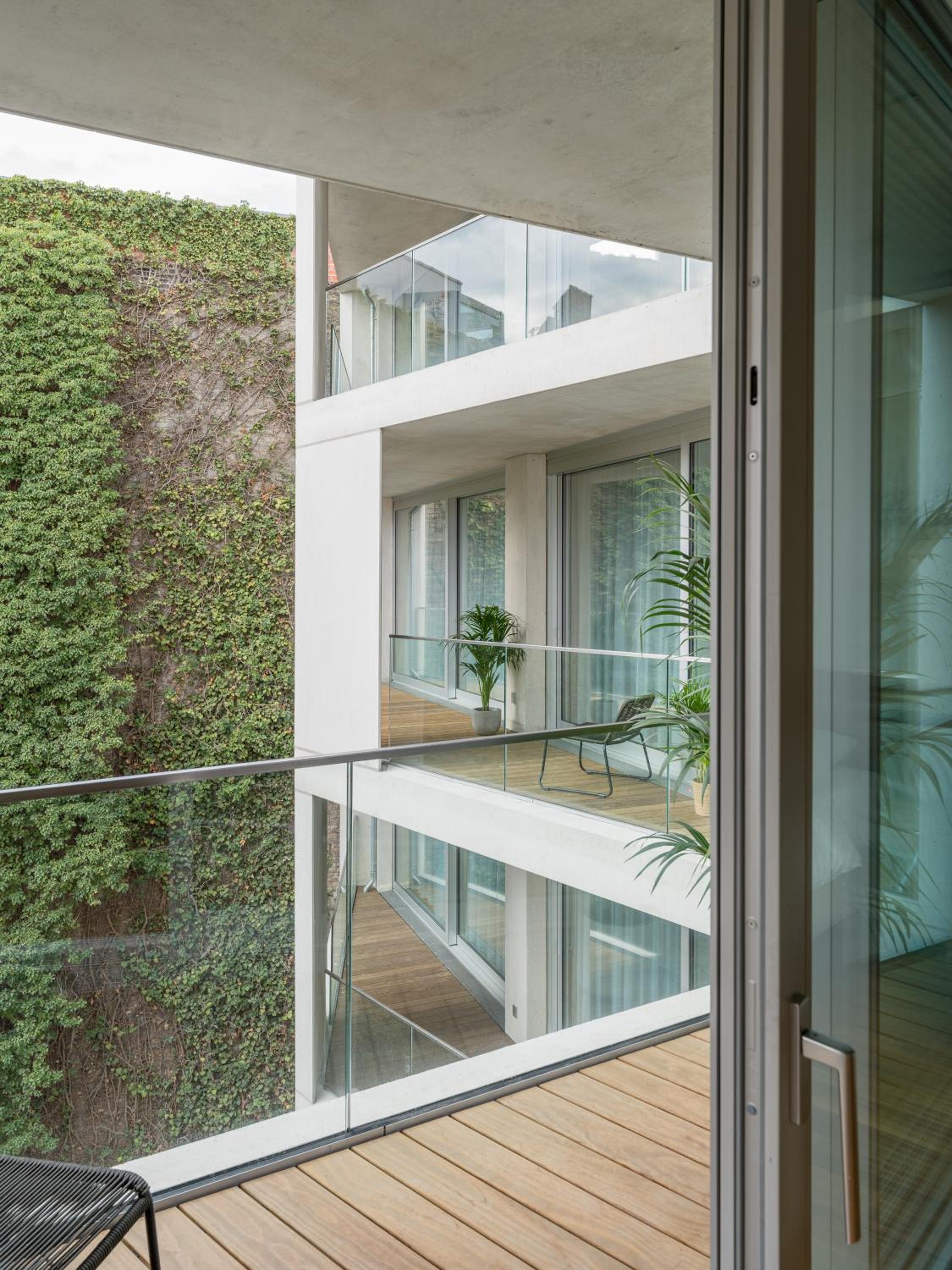 Carlotta Apartments