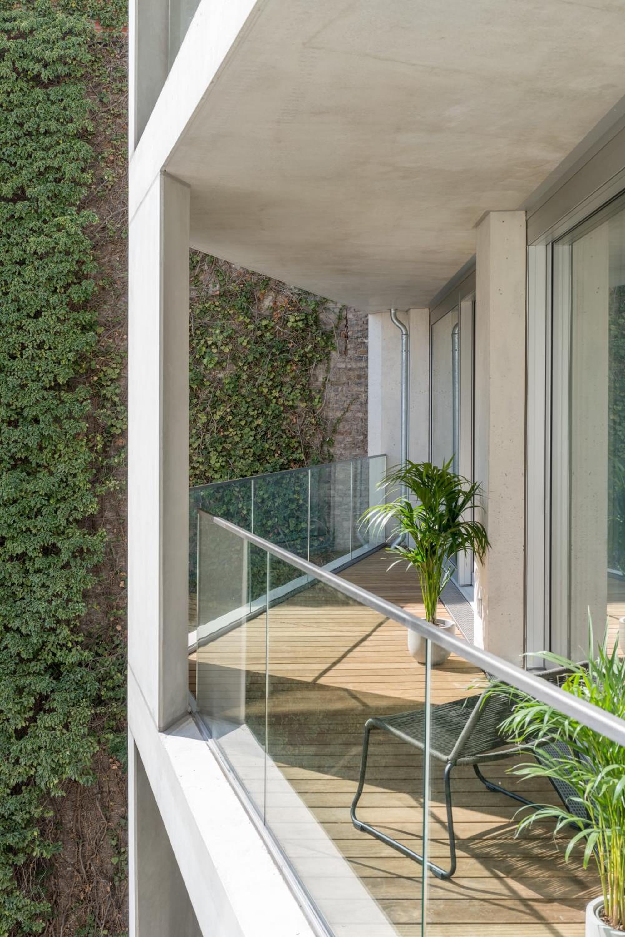 Carlotta Apartments