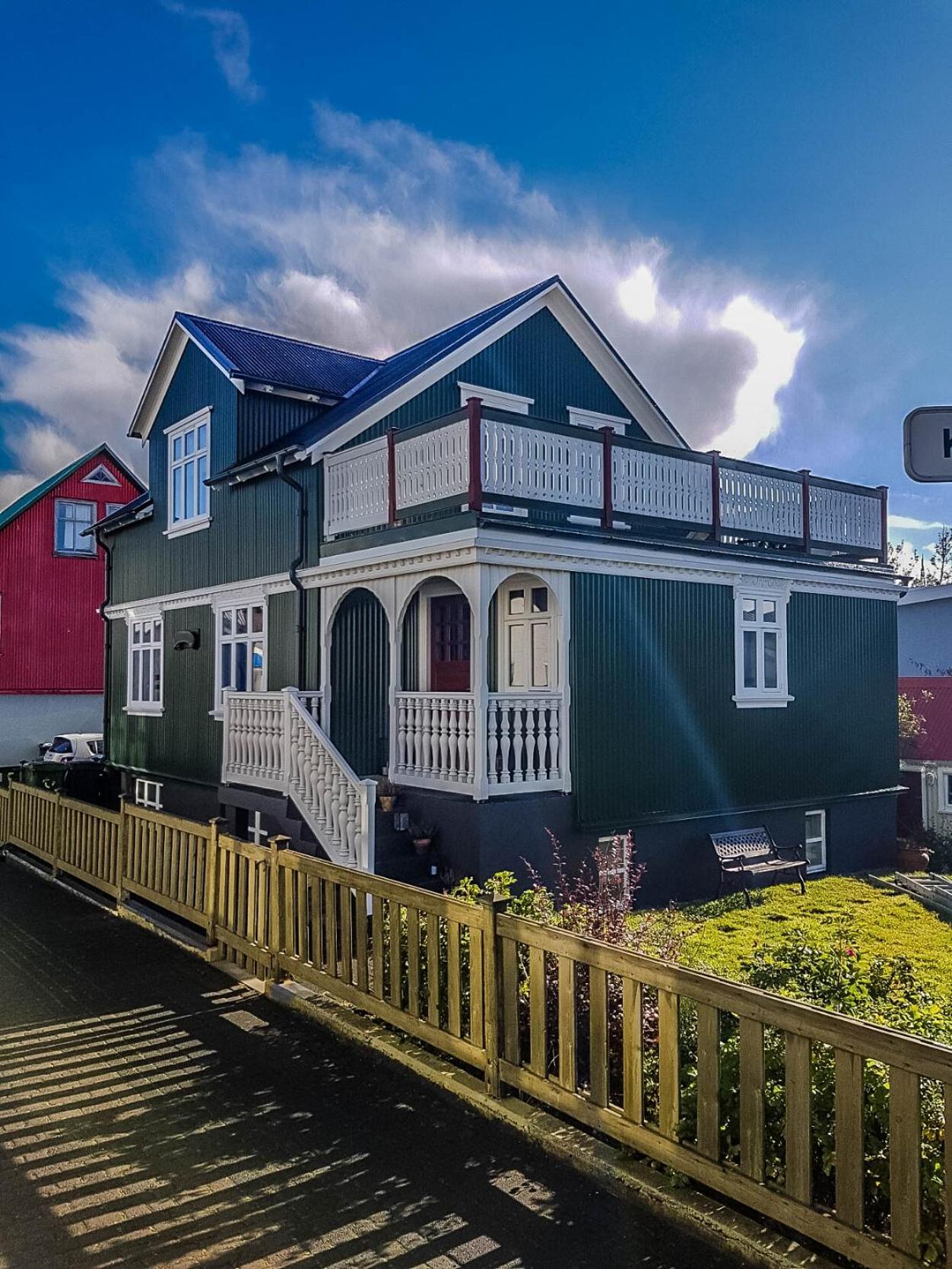 Old Charm Apartment - Keflavík Downtown