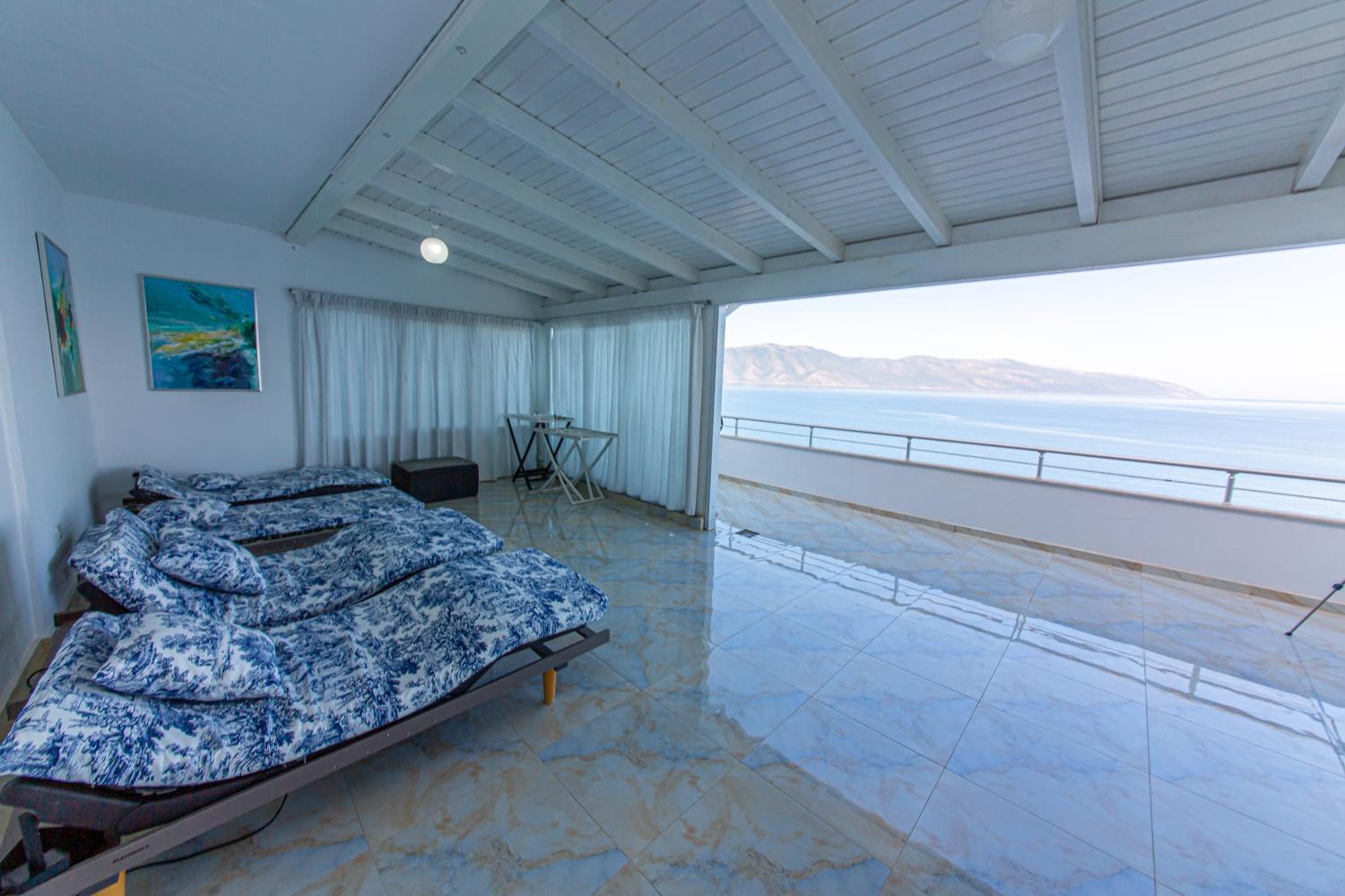 Seaview Luxury Penthouse Kalaja