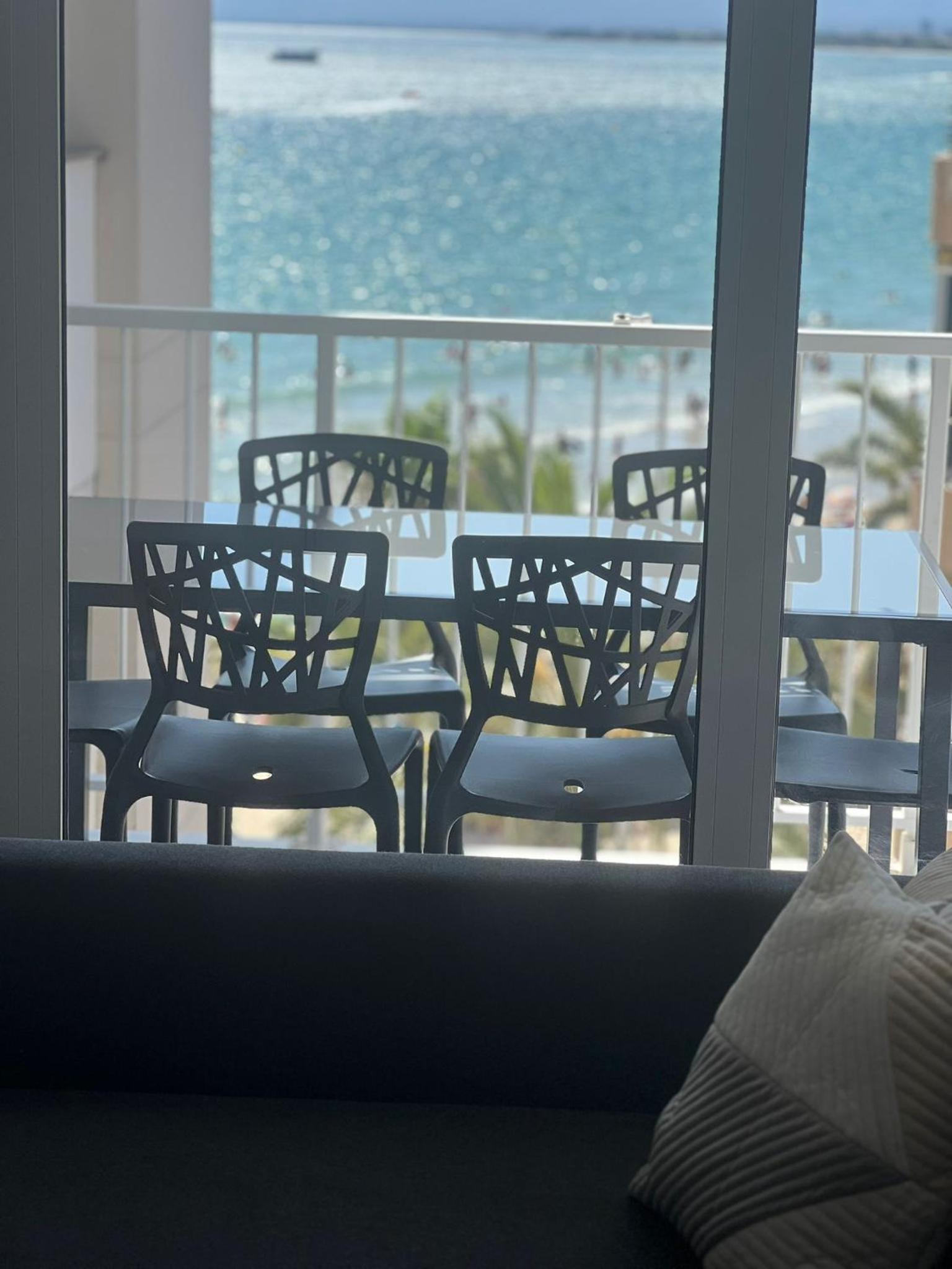 Beachfront Salou apartment with sea view