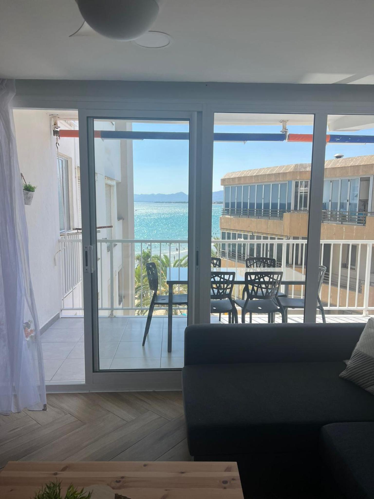 Beachfront Salou apartment with sea view