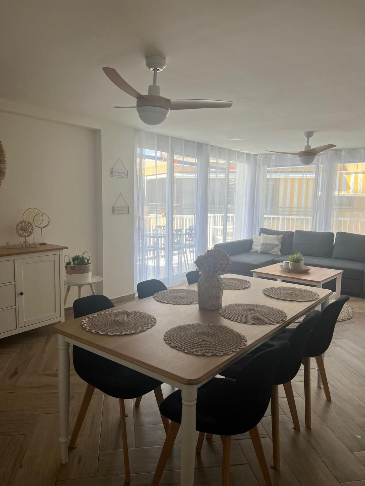 Beachfront Salou apartment with sea view