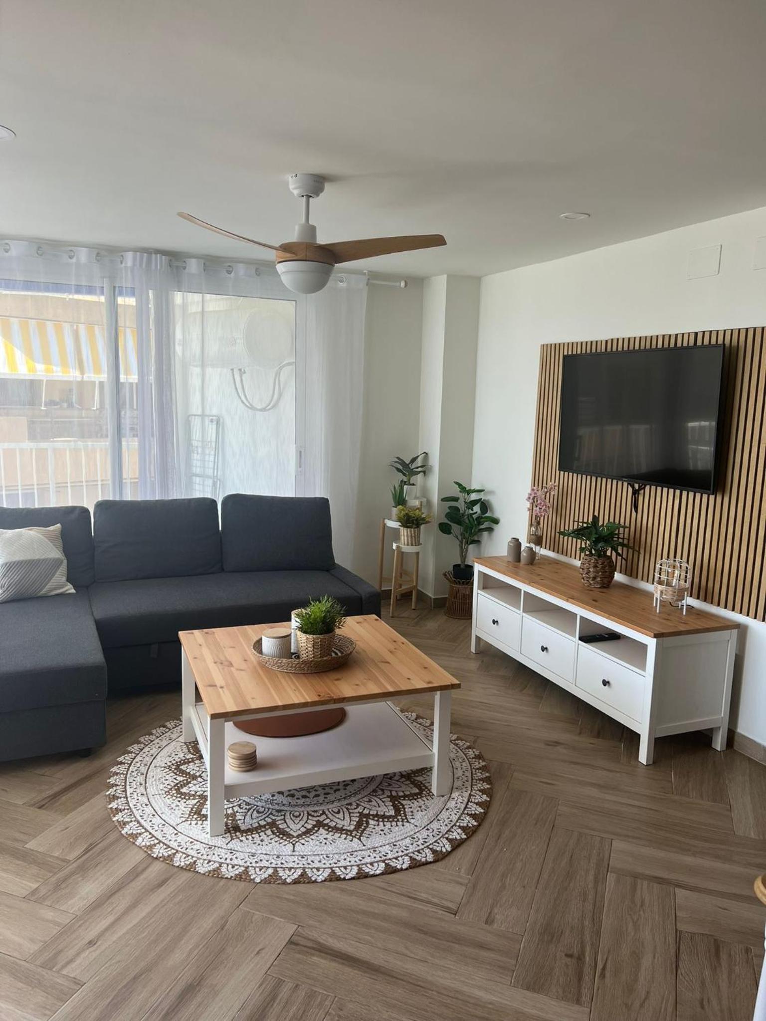 Beachfront Salou apartment with sea view