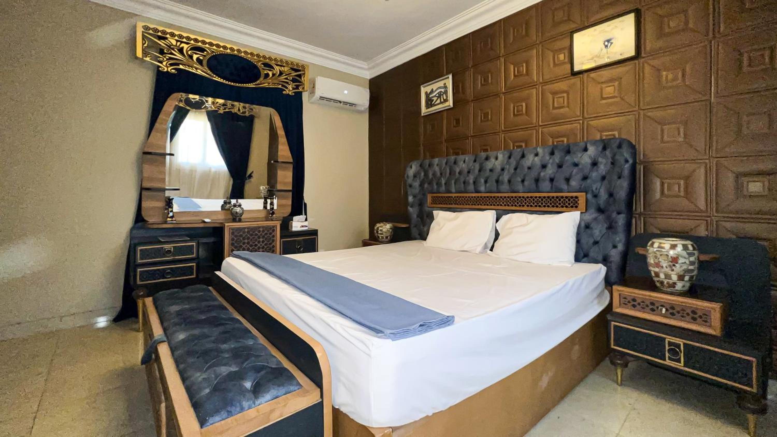 Osiris pyramids view inn