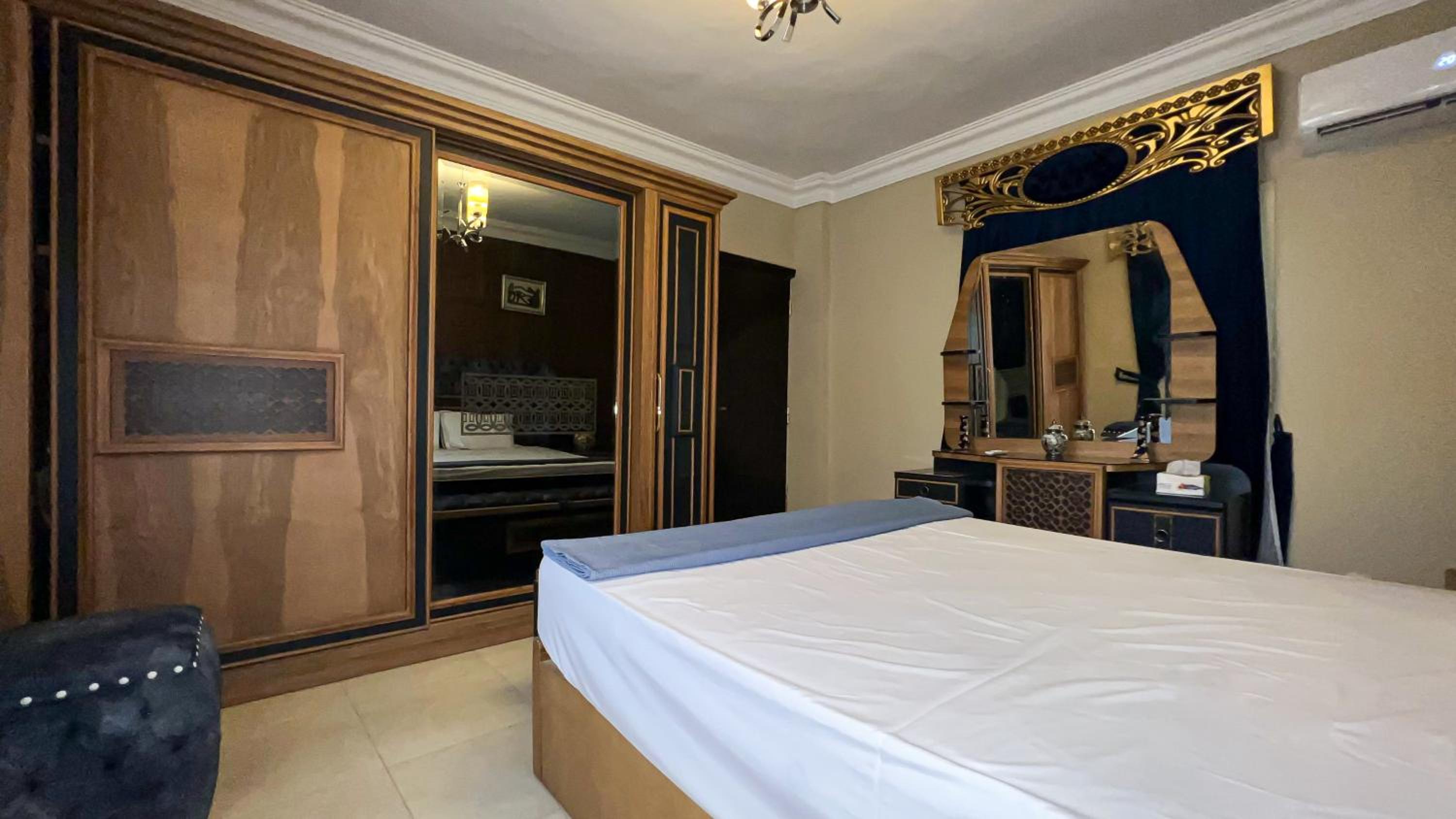 Osiris pyramids view inn