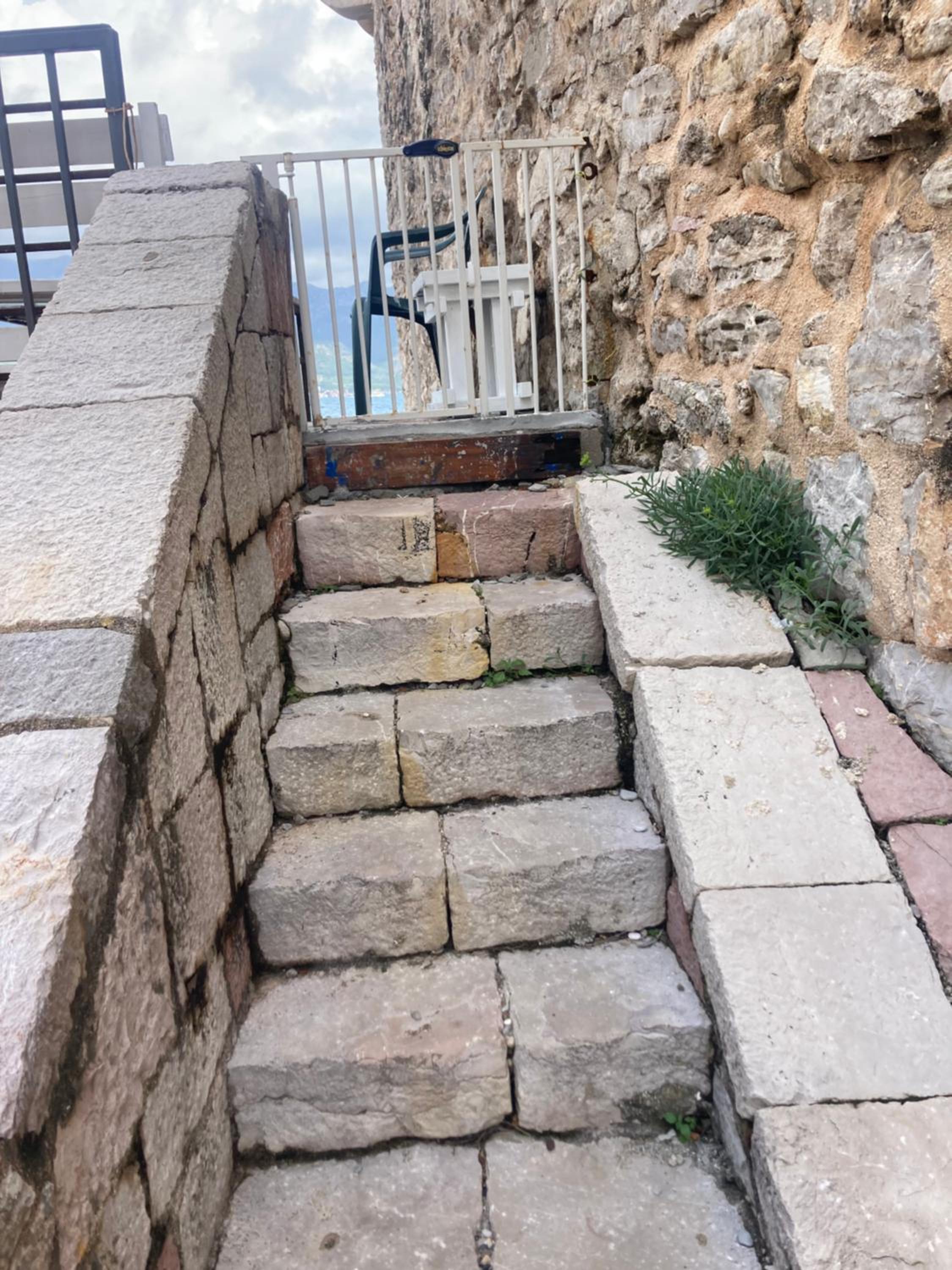 Plaža Stari Grad Budva pjena od mora Beach Apartman