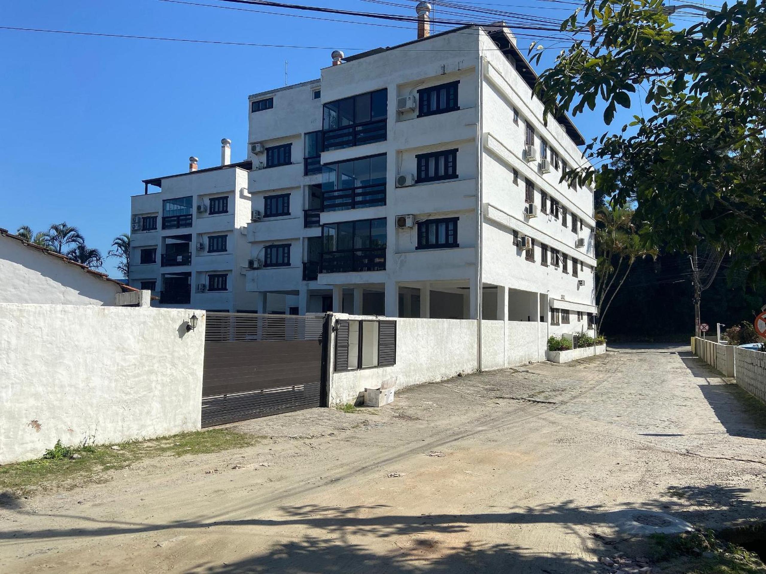 Residencial Ide Martins a 30 metros da Praia de Bombinhas e próximo a Praia da Lagoinha