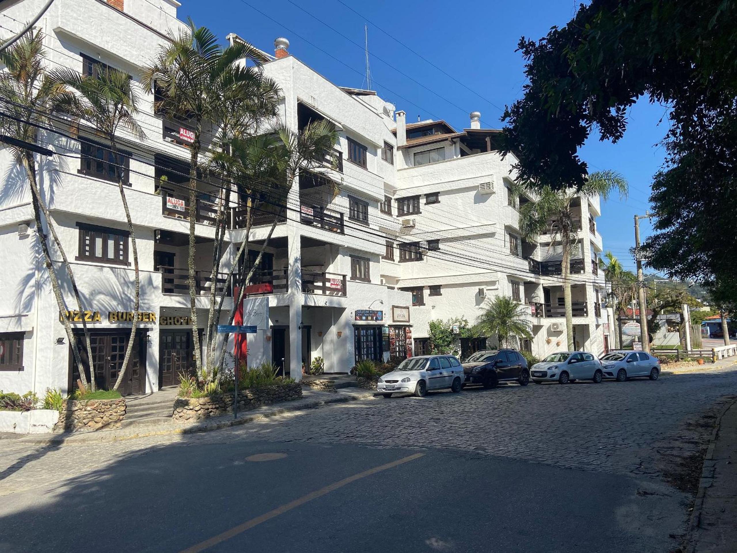 Residencial Ide Martins a 30 metros da Praia de Bombinhas e próximo a Praia da Lagoinha