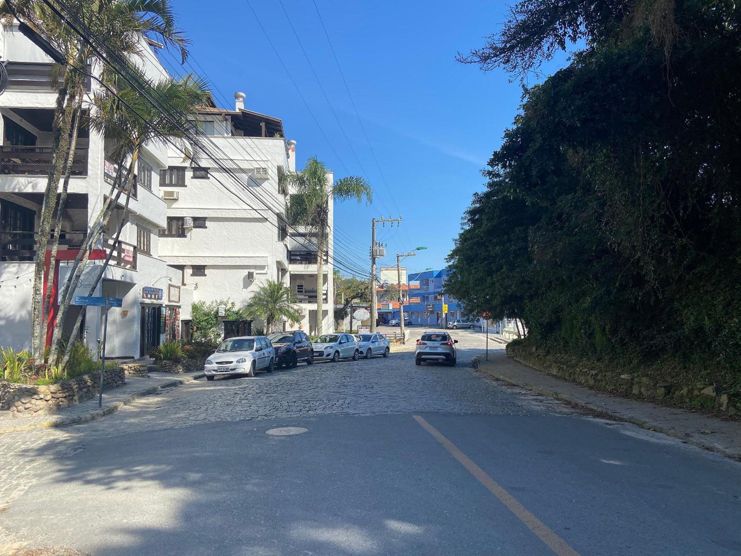 Residencial Ide Martins a 30 metros da Praia de Bombinhas e próximo a Praia da Lagoinha