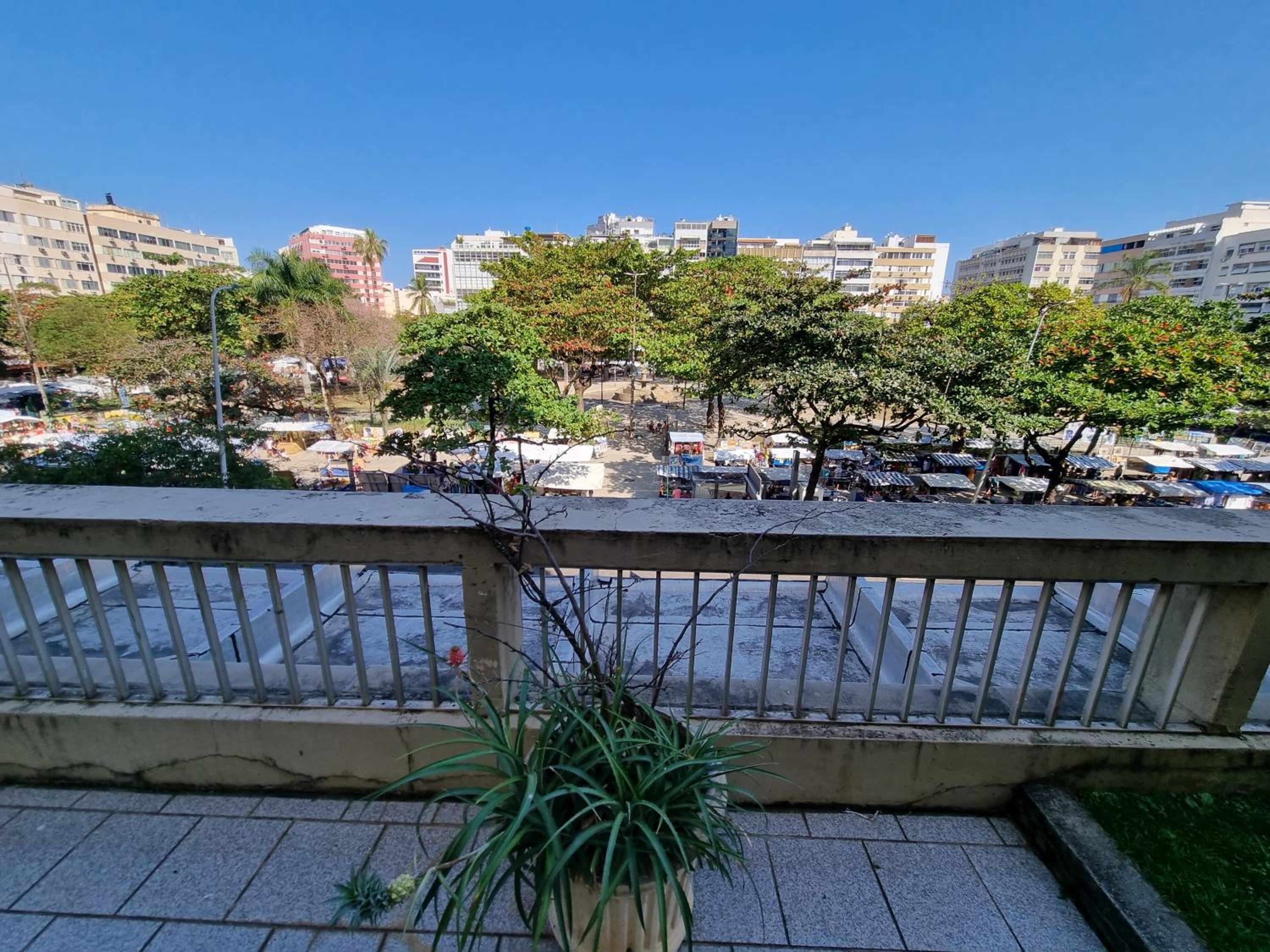 SUÍTE c vista livre e pertíssima das PRAIAS IPANEMA LEBLON ARPOADOR COPACABANA e do CRISTO REDENTOR do BONDINHO PÃO DE AÇUCAR etc Chegando mais cedo que o 