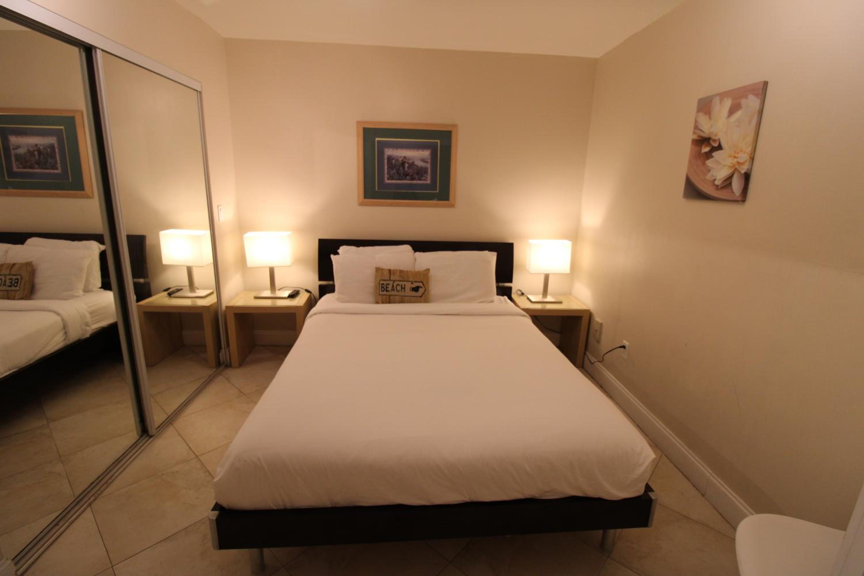 Castle B17 Contemporary Condo with Pool, Beach Access and Free Parking