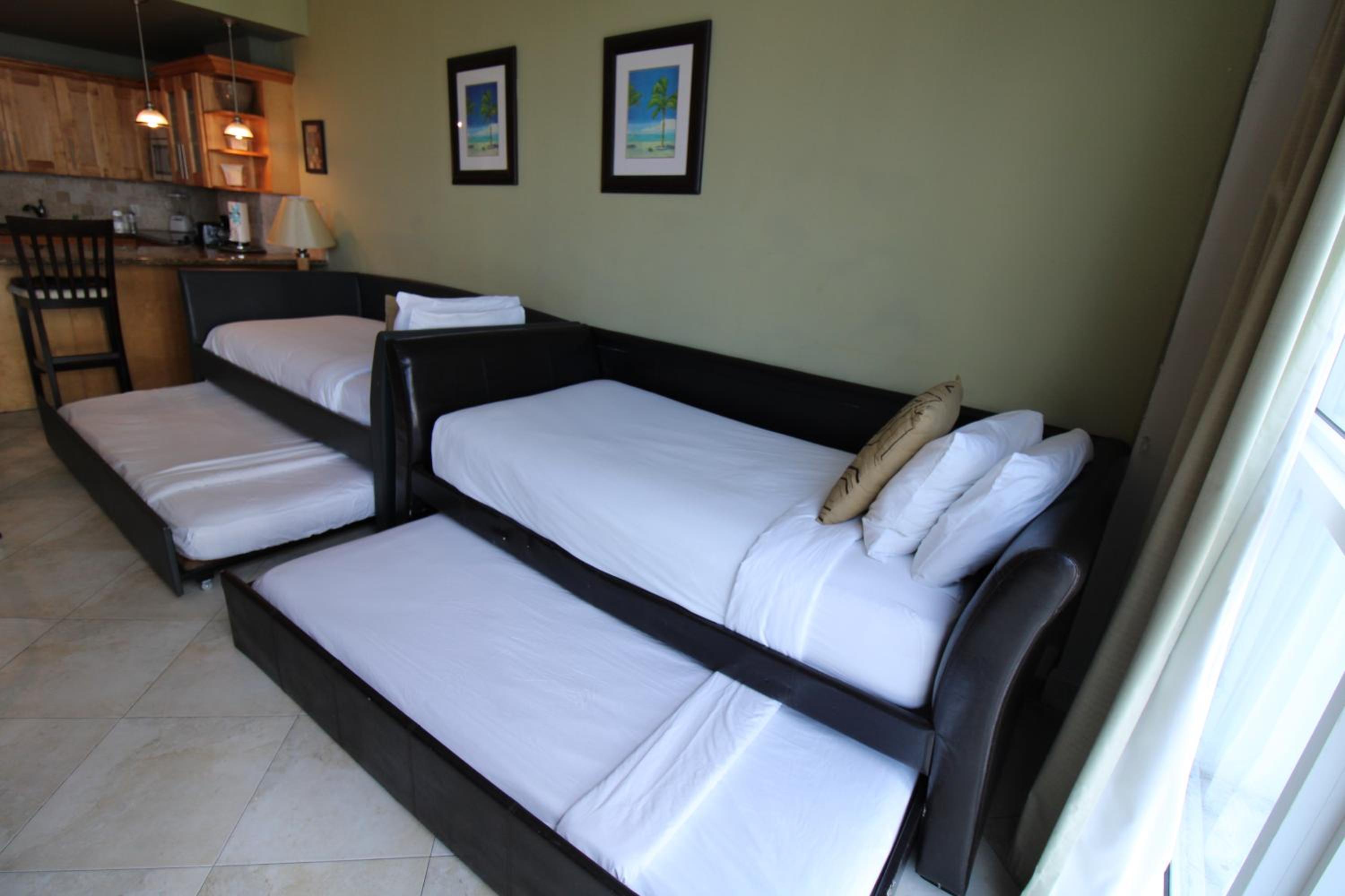 Castle B17 Contemporary Condo with Pool, Beach Access and Free Parking