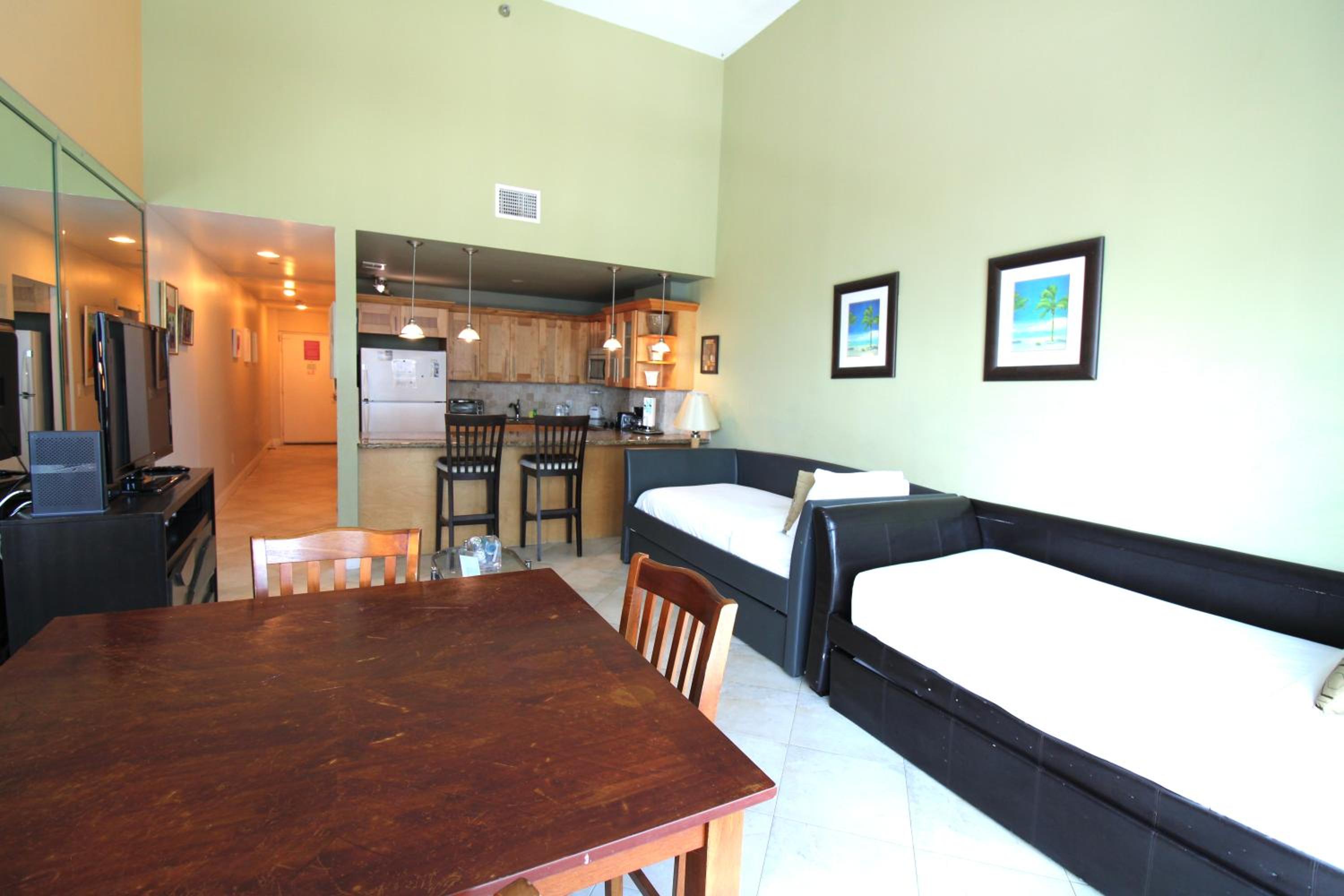 Castle B17 Contemporary Condo with Pool, Beach Access and Free Parking