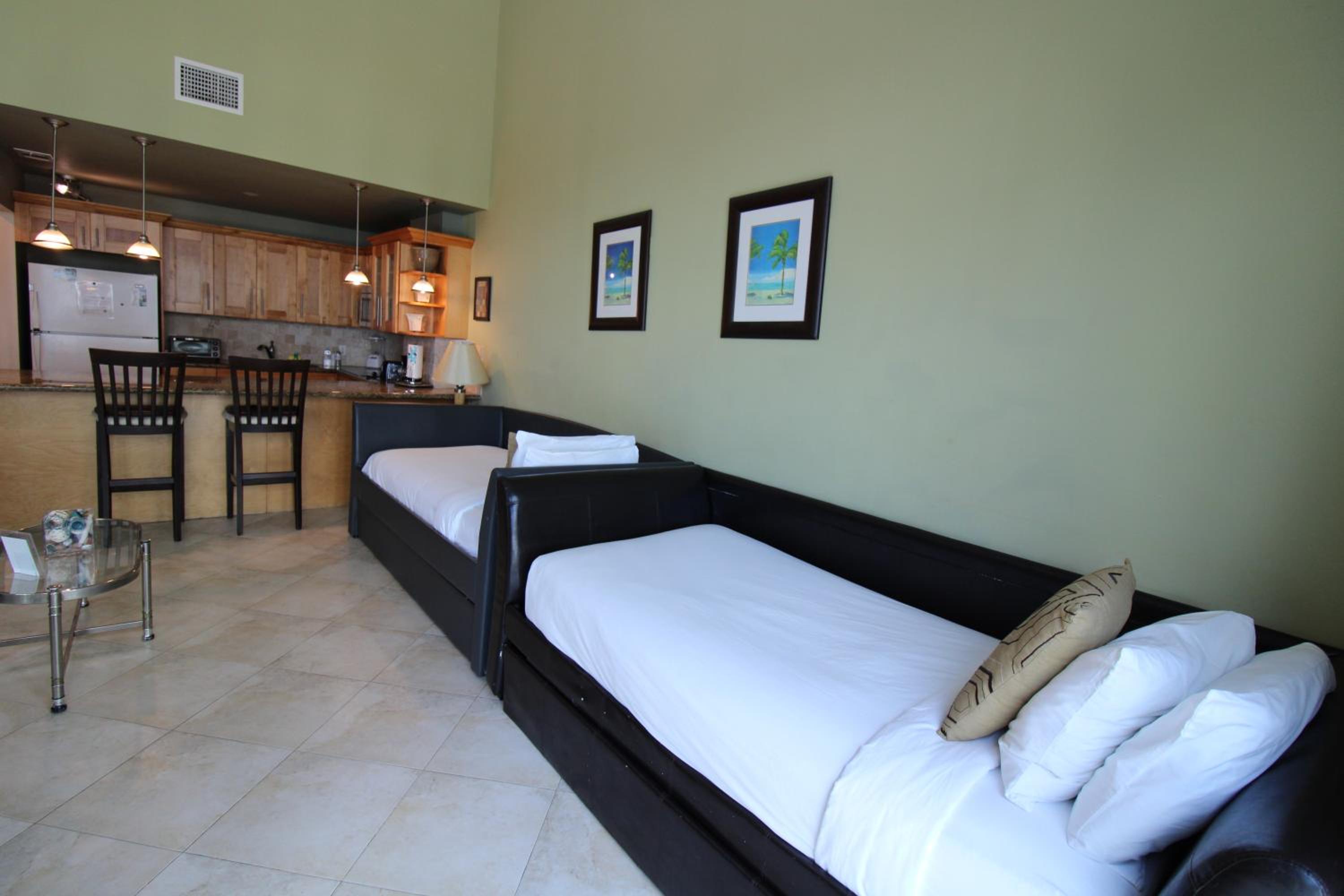 Castle B17 Contemporary Condo with Pool, Beach Access and Free Parking